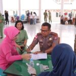 Kapolres Kotamobagu AKBP Abdul Kholik bersama Ketua Bhayangkari Cabang Kotamobagu Ny. Adellia Abdul Kholik mengikuti kegiatan Bakti Sosial Kesehatan Donor Darah di Aula Kantor Wali Kota Kotamobagu, Minggu, 20 September 2026, dalam rangka memperingati HUT ke-81 TNI.