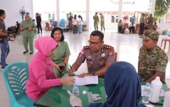 Kapolres Kotamobagu AKBP Abdul Kholik bersama Ketua Bhayangkari Cabang Kotamobagu Ny. Adellia Abdul Kholik mengikuti kegiatan Bakti Sosial Kesehatan Donor Darah di Aula Kantor Wali Kota Kotamobagu, Minggu, 20 September 2026, dalam rangka memperingati HUT ke-81 TNI.