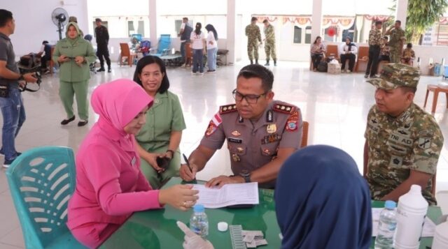 AKBP Abdul Kholik Bersama Istri Ikut Donor Darah Jelang HUT ke-81 TNI