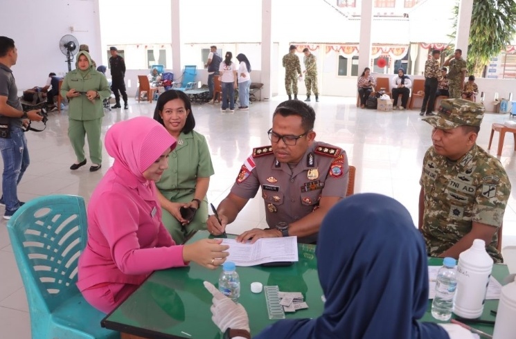 Kapolres Kotamobagu AKBP Abdul Kholik bersama Ketua Bhayangkari Cabang Kotamobagu Ny. Adellia Abdul Kholik mengikuti kegiatan Bakti Sosial Kesehatan Donor Darah di Aula Kantor Wali Kota Kotamobagu, Minggu, 20 September 2026, dalam rangka memperingati HUT ke-81 TNI.