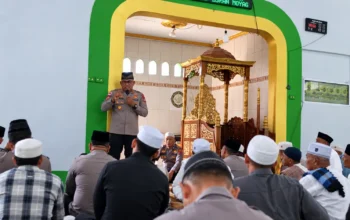 AKBP Abdul Kholik Ajak Warga Jaga Kamtibmas Lewat Jumat Keliling 2 Kapolres Kotamobagu AKBP Abdul Kholik berdialog dengan jamaah usai salat Jumat di Masjid Al-Ihsan Moyag.