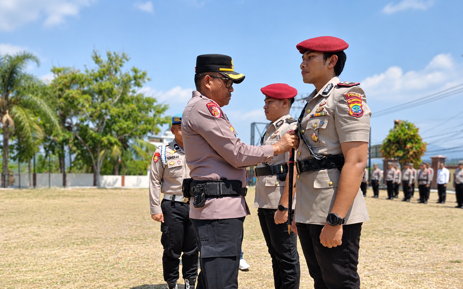Kapolres Kotamobagu AKBP Abdul Kholik memimpin upacara sertijab Kasat Reskrim di halaman Mapolres Kotamobagu pada Sabtu, 19 September 2026.