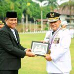 Gubernur Sulut Yulius Selvanus menerima penghargaan Kartika Pamong Praja Madya di IPDN Jatinangor.