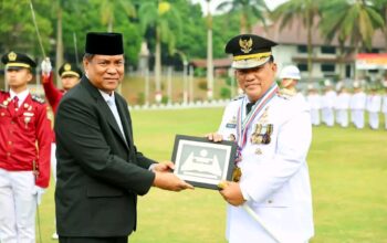 Gubernur Sulut Yulius Selvanus menerima penghargaan Kartika Pamong Praja Madya di IPDN Jatinangor.