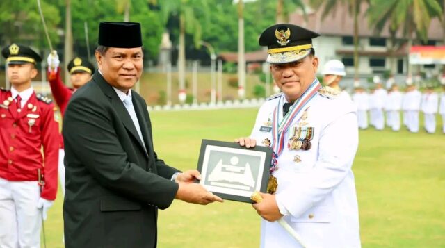 Gubernur Yulius Selvanus Terima Penghargaan Kartika Pamong Praja Madya di IPDN