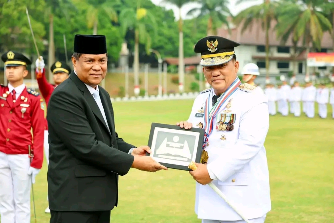 Gubernur Sulut Yulius Selvanus menerima penghargaan Kartika Pamong Praja Madya di IPDN Jatinangor.