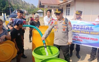 AKBP Golfried Turun Langsung Salurkan 12 Ribu Liter Air Bersih ke Jiko Utara 3 Kapolres Boltim AKBP Golfried Hasiholan Pakpahan menyalurkan bantuan 12 ribu liter air bersih kepada warga Jiko Utara, Kecamatan Motongkad, Kabupaten Boltim pada Kamis, 1 Oktober 2026. Bantuan ini disalurkan langsung ke rumah-rumah warga menggunakan truk tangki PMI guna meringankan beban masyarakat yang terdampak kekeringan akibat musim kemarau. Foto: Humas Polres Boltim