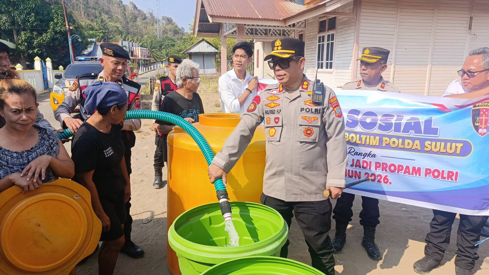 Kapolres Boltim AKBP Golfried Hasiholan Pakpahan menyalurkan bantuan 12 ribu liter air bersih kepada warga Jiko Utara, Kecamatan Motongkad, Kabupaten Boltim pada Kamis, 1 Oktober 2026. Bantuan ini disalurkan langsung ke rumah-rumah warga menggunakan truk tangki PMI guna meringankan beban masyarakat yang terdampak kekeringan akibat musim kemarau. Foto: Humas Polres Boltim