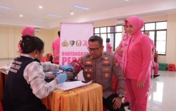 AKBP Abdul Kholik Donorkan Darah di HKGB ke-74 4 Kapolres Kotamobagu AKBP Abdul Kholik saat mengikuti donor darah dalam rangka HKGB ke-74 di Aula Polres Kotamobagu, Jumat, 2 Oktober 2026. Foto: Humas Polres Kotamobagu