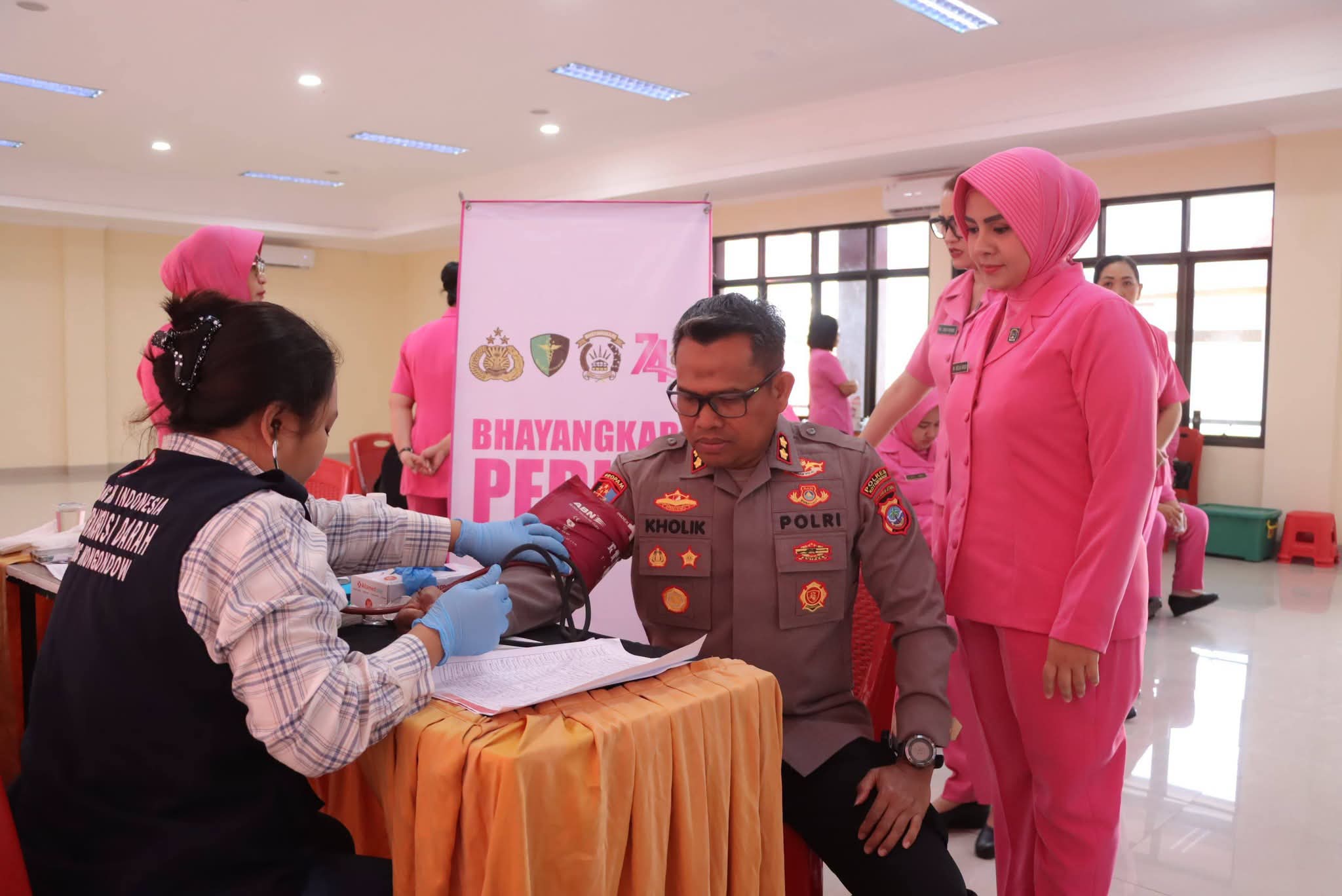 Kapolres Kotamobagu AKBP Abdul Kholik saat mengikuti donor darah dalam rangka HKGB ke-74 di Aula Polres Kotamobagu, Jumat, 2 Oktober 2026. Foto: Humas Polres Kotamobagu