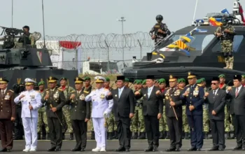 Gubernur Sulawesi Utara Yulius Selvanus menghadiri upacara peringatan HUT ke-81 TNI di Lapangan Lanudal Mapanget, Manado, Senin, 5 Oktober 2026.