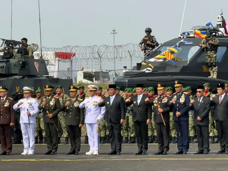 Gubernur Sulawesi Utara Yulius Selvanus menghadiri upacara peringatan HUT ke-81 TNI di Lapangan Lanudal Mapanget, Manado, Senin, 5 Oktober 2026.