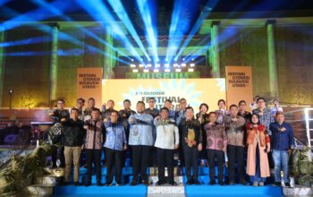Festival Literasi Sulut 2026 Ditutup, Yulius: Literasi Fondasi Peradaban 6 Gubernur Sulawesi Utara Yulius Selvanus menyampaikan pentingnya literasi sebagai fondasi pembangunan dan masa depan daerah saat penutupan Festival Literasi Sulut 2026 di Museum Negeri Sulawesi Utara, Manado, Minggu, 4 Oktober 2026 malam. Foto: Istimewa