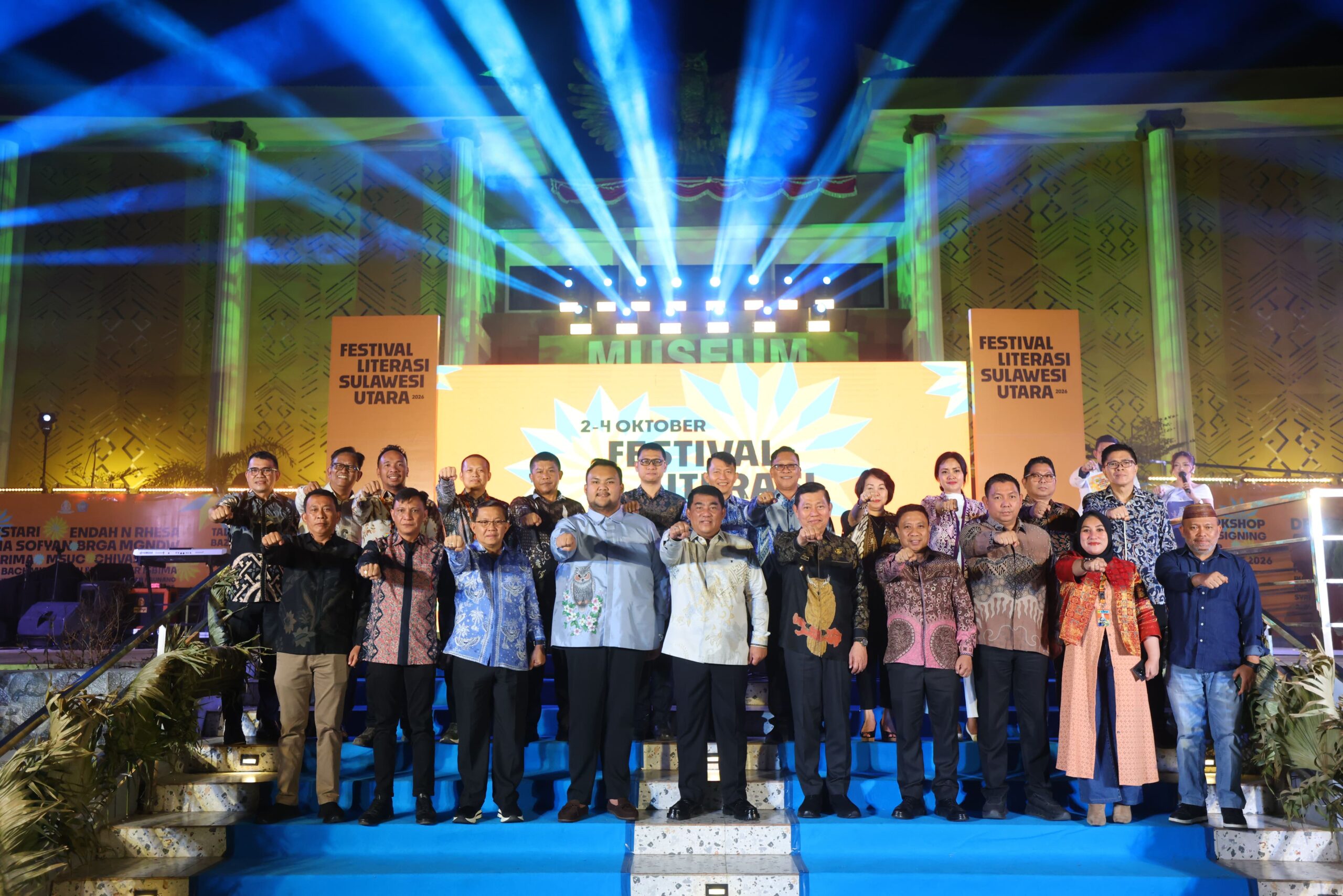 Gubernur Sulawesi Utara Yulius Selvanus menyampaikan pentingnya literasi sebagai fondasi pembangunan dan masa depan daerah saat penutupan Festival Literasi Sulut 2026 di Museum Negeri Sulawesi Utara, Manado, Minggu, 4 Oktober 2026 malam. Foto: Istimewa