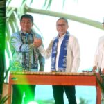 Menteri Pangan Zulkifli Hasan bersama Gubernur Sulawesi Utara Yulius Selvanus saat menghadiri pembukaan World Coconut Day 2026 di Manado, Kamis 8 Oktober 2026.