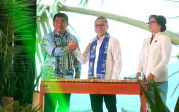 WCD 2026, Pemprov Sulut Dorong Hilirisasi Kelapa 3 Menteri Pangan Zulkifli Hasan bersama Gubernur Sulawesi Utara Yulius Selvanus saat menghadiri pembukaan World Coconut Day 2026 di Manado, Kamis 8 Oktober 2026.