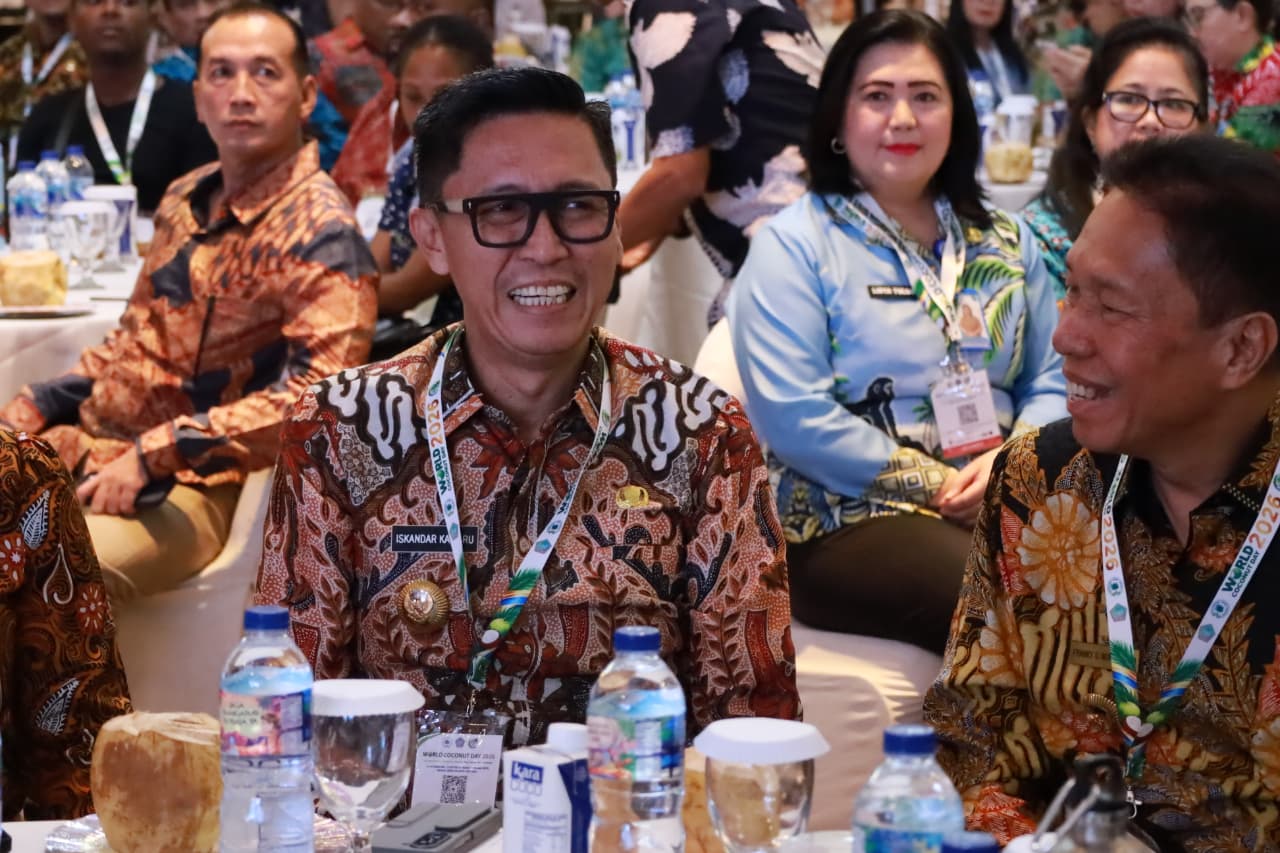 Pemkab Bolsel, Perkebunan Kelapa Caption Foto Bupati Bolaang Mongondow Selatan Iskandar Kamaru menghadiri peringatan World Coconut Day 2026 bersama Menko Pangan Zulkifli Hasan di Courtyard by Marriott Manado, Kamis, Oktober 2026