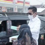 Bupati Bolaang Mongondow Selatan Iskandar Kamaru membagikan masker kepada masyarakat di kawasan Alun-alun Bolsel, Kecamatan Bolaang Uki, Rabu 14 Oktober 2026, sebagai langkah antisipasi terhadap potensi penurunan kualitas udara akibat asap karhutla.