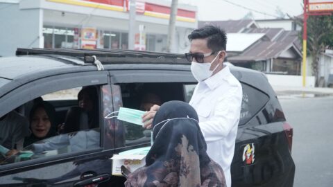 Peduli Kesehatan Warga, Bupati Iskandar Bagikan Masker di Alun-alun Bolsel