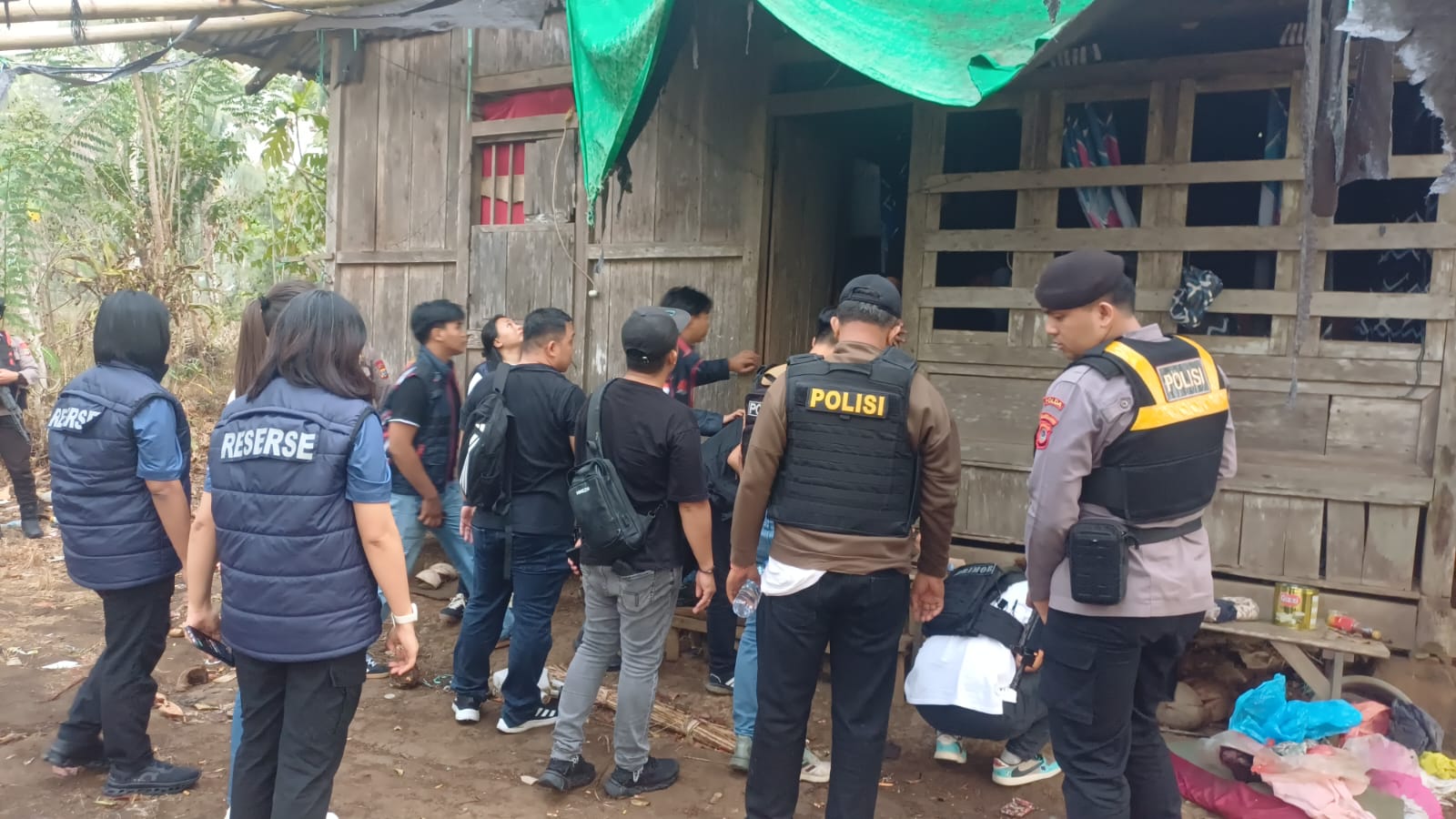 Direktur Reserse Narkoba Polda Sulawesi Utara Kombes Pol Yandrie Makaminang memimpin operasi pengembangan kasus dugaan peredaran sabu hingga Tompaso Baru, Minahasa Selatan, Kamis, 15 Oktober 2026. Foto: Humas Polres Kotamobagu
