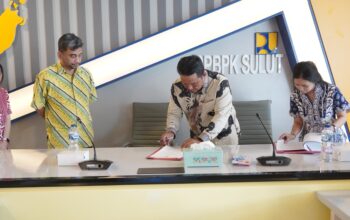Wabup Deddy Teken Kesepakatan Optimalisasi SPAM Bolaang Uki 3 Wakil Bupati Bolaang Mongondow Selatan Deddy Abdul Hamid menandatangani Nota Kesepakatan Optimalisasi SPAM Bolaang Uki bersama Kementerian Pekerjaan Umum di Balai Penataan Bangunan, Prasarana dan Kawasan Sulawesi Utara, Jumat, 16 Oktober 2026.