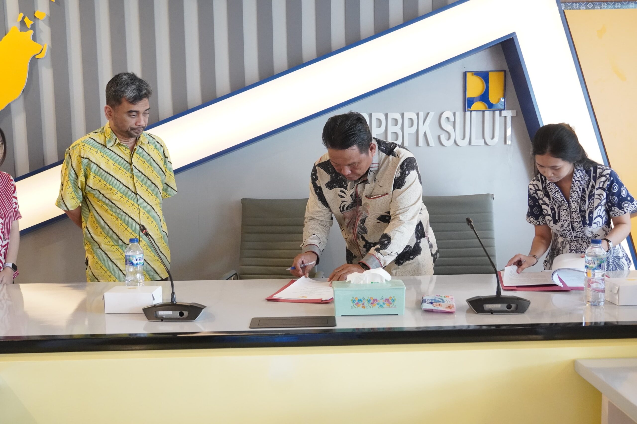 Wakil Bupati Bolaang Mongondow Selatan Deddy Abdul Hamid menandatangani Nota Kesepakatan Optimalisasi SPAM Bolaang Uki bersama Kementerian Pekerjaan Umum di Balai Penataan Bangunan, Prasarana dan Kawasan Sulawesi Utara, Jumat, 16 Oktober 2026.