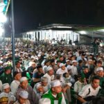 Ribuan jamaah dari berbagai daerah memadati Padepokan Paku Bumi Nuurul Khairaat, Desa Moyag, Kotamobagu Timur, saat menghadiri puncak peringatan Maulid Akbar dan Haul Syeikh Abdul Qadir Al-Jailani, Senin, 19 Oktober 2026 malam.