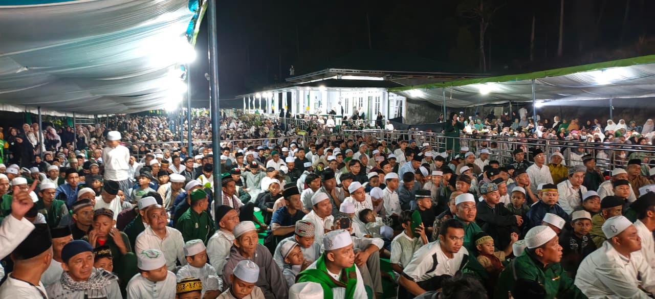 Ribuan jamaah dari berbagai daerah memadati Padepokan Paku Bumi Nuurul Khairaat, Desa Moyag, Kotamobagu Timur, saat menghadiri puncak peringatan Maulid Akbar dan Haul Syeikh Abdul Qadir Al-Jailani, Senin, 19 Oktober 2026 malam.