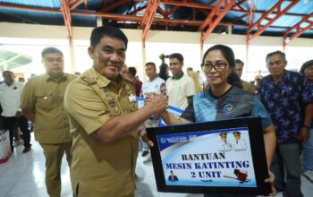Gubernur Yulius Selvanus bersama rombongan memberika bantuan Pemprov Sulut kepada masyarakat Pulau Miangas, Selasa, 20 Oktober 2026. Foto: Humas Pemprov Sulut
