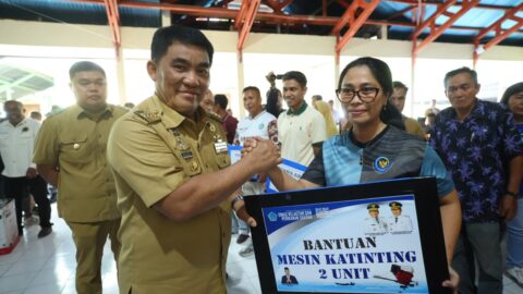 Gubernur Yulius Selvanus bersama rombongan memberika bantuan Pemprov Sulut kepada masyarakat Pulau Miangas, Selasa, 20 Oktober 2026. Foto: Humas Pemprov Sulut