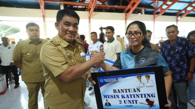 Kunjungi Miangas, Gubernur Yulius Selvanus Salurkan Bantuan untuk Warga Perbatasan