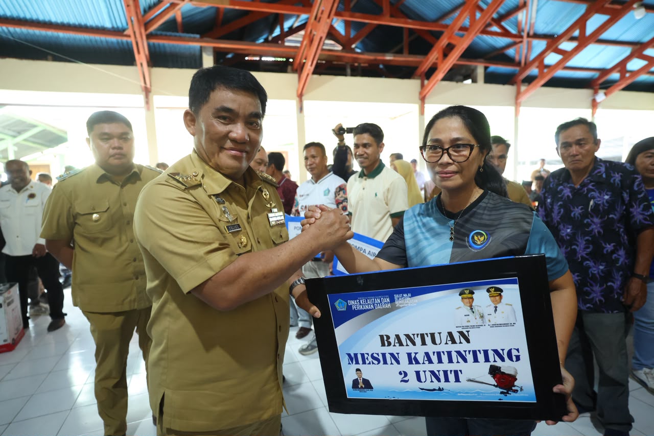 Gubernur Yulius Selvanus bersama rombongan memberika bantuan Pemprov Sulut kepada masyarakat Pulau Miangas, Selasa, 20 Oktober 2026. Foto: Humas Pemprov Sulut