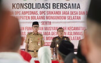 Bupati Iskandar Kamaru bersama Plt. Kepala Kejaksaan Tinggi Sulawesi Utara menghadiri kegiatan konsolidasi dan pelantikan pengurus ABPEDNAS, Srikandi Jaga Desa, dan Aslinmas Kabupaten Bolsel di Lapangan Futsal Kompleks Perkantoran Panango, Selasa, 20 Oktober 2026. Foto: Istimewa