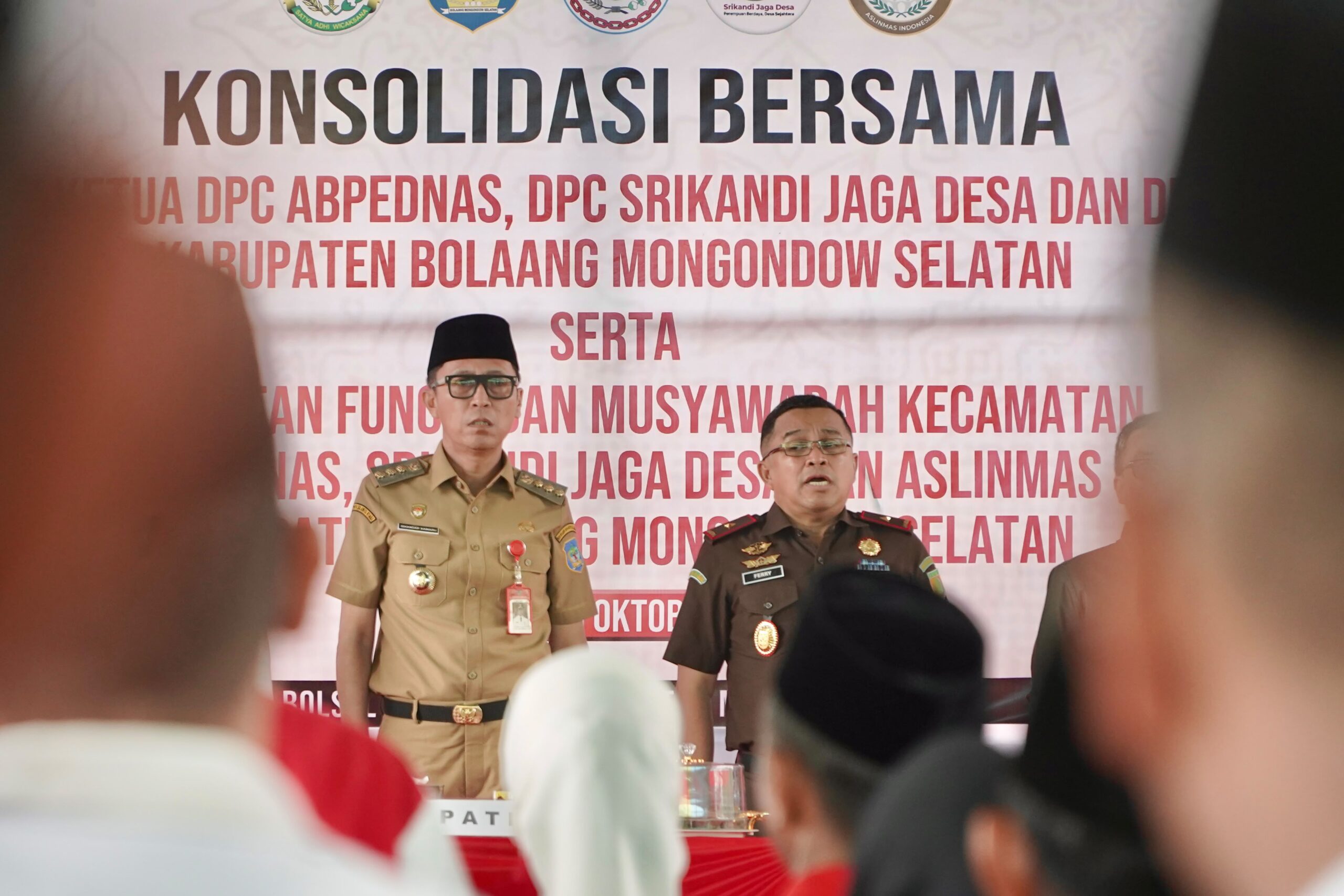 Bupati Iskandar Kamaru bersama Plt. Kepala Kejaksaan Tinggi Sulawesi Utara menghadiri kegiatan konsolidasi dan pelantikan pengurus ABPEDNAS, Srikandi Jaga Desa, dan Aslinmas Kabupaten Bolsel di Lapangan Futsal Kompleks Perkantoran Panango, Selasa, 20 Oktober 2026. Foto: Istimewa