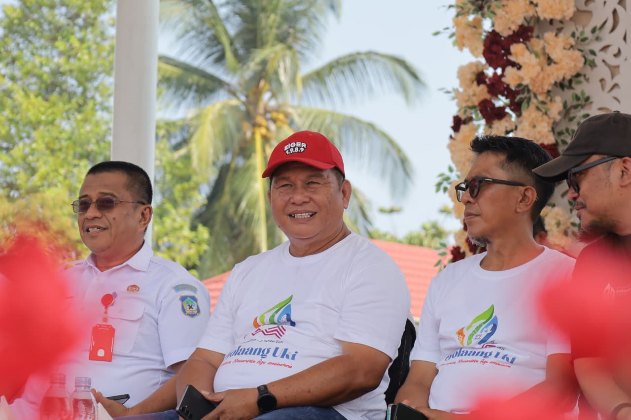 Wabup Deddy Abdul Hamid membuka rangkaian kegiatan HUT ke-177 Kecamatan Bolaang Uki di Lapangan Alun-Alun Molibagu, Rabu, 21 Oktober 2026. Peringatan tersebut menjadi momentum untuk memperkuat persaudaraan, persatuan, dan semangat gotong royong masyarakat.