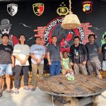 Terduga pelaku penggelapan mobil berinisial SL (duduk di tengah) diapit tim gabungan URC Polres Kotamobagu dan URC Polres Bone Bolango usai diamankan di Bone Bolango, Gorontalo. Foto: Humas Polres Kotamobagu