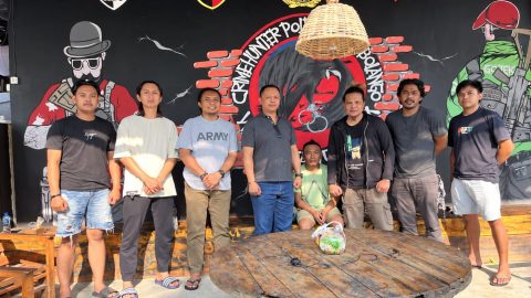 Gelapkan Mobil Lalu Digadaikan, Warga Matali Ditangkap Tim Gabungan di Bone Bolango 9 Terduga pelaku penggelapan mobil berinisial SL (duduk di tengah) diapit tim gabungan URC Polres Kotamobagu dan URC Polres Bone Bolango usai diamankan di Bone Bolango, Gorontalo. Foto: Humas Polres Kotamobagu