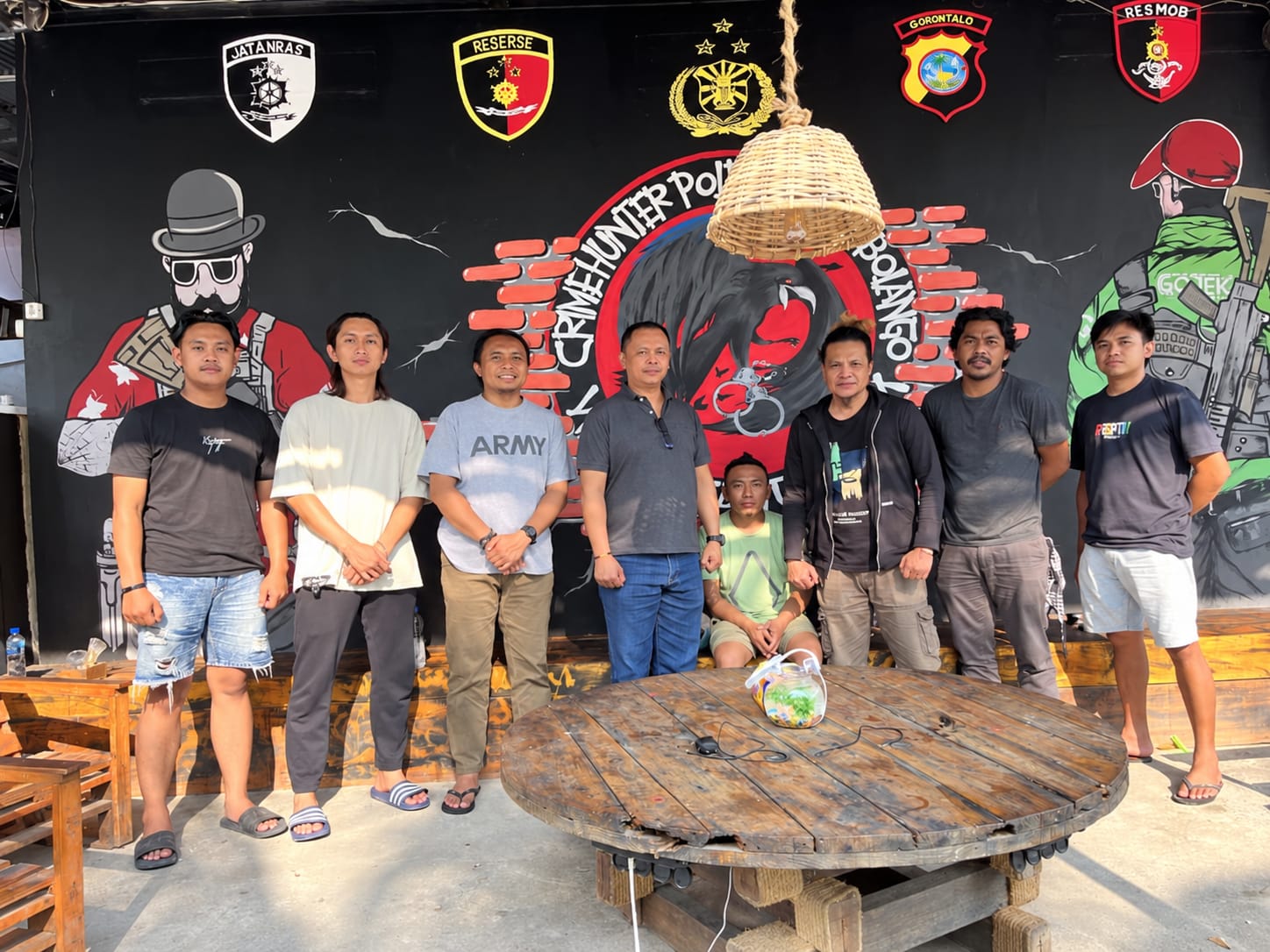 Terduga pelaku penggelapan mobil berinisial SL (duduk di tengah) diapit tim gabungan URC Polres Kotamobagu dan URC Polres Bone Bolango usai diamankan di Bone Bolango, Gorontalo. Foto: Humas Polres Kotamobagu