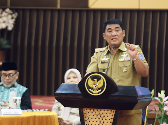 Gubernur Sulawesi Utara Yulius Selvanus