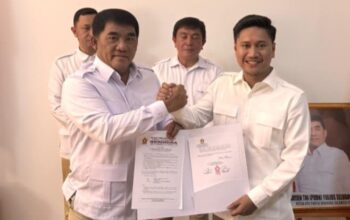 Yulius Selvanus Percayakan Rendy Mangkat Pimpin Gerindra Kotamobagu 3 Rendy Virgiawan Mangkat menerima SK sebagai Plt Ketua DPC Partai Gerindra Kota Kotamobagu dari Ketua DPD Gerindra Sulawesi Utara Yulius Selvanus di Manado, Kamis, 1 Oktober 2026.