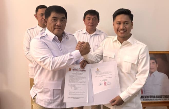 Rendy Virgiawan Mangkat menerima SK sebagai Plt Ketua DPC Partai Gerindra Kota Kotamobagu dari Ketua DPD Gerindra Sulawesi Utara Yulius Selvanus di Manado, Kamis, 1 Oktober 2026.