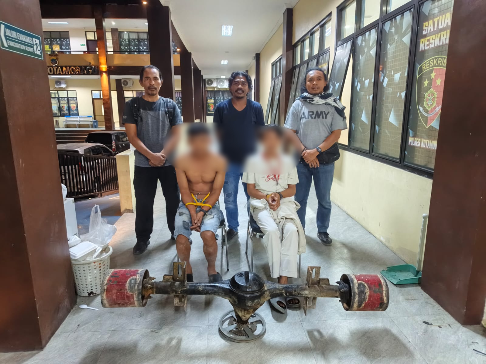 Tim URC Polres Kotamobagu mengamankan dua terduga pelaku pencurian mesin penggerak tromol di wilayah Bolaang Mongondow Timur, Minggu 11 Oktober 2026 malam.