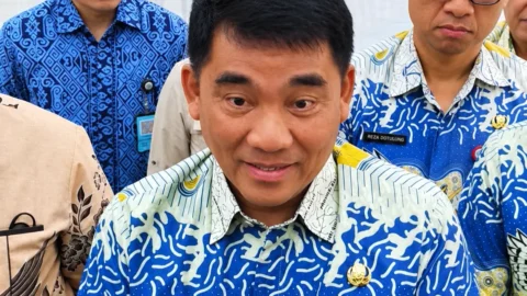 Sulut Ketambahan 5 Juta Liter Pertalite, Gubernur Yulius: Datang Sore Ini 9 Gubernur Yulius Selvanus memimpin saat memberikan keterangan mengenani penambahan pasokan serta kelancaran distribusi Pertalite, di Wisma Negara Bumi Beringin, Manado, Jumat, 16 Oktober 2026. Foto: Istimewa