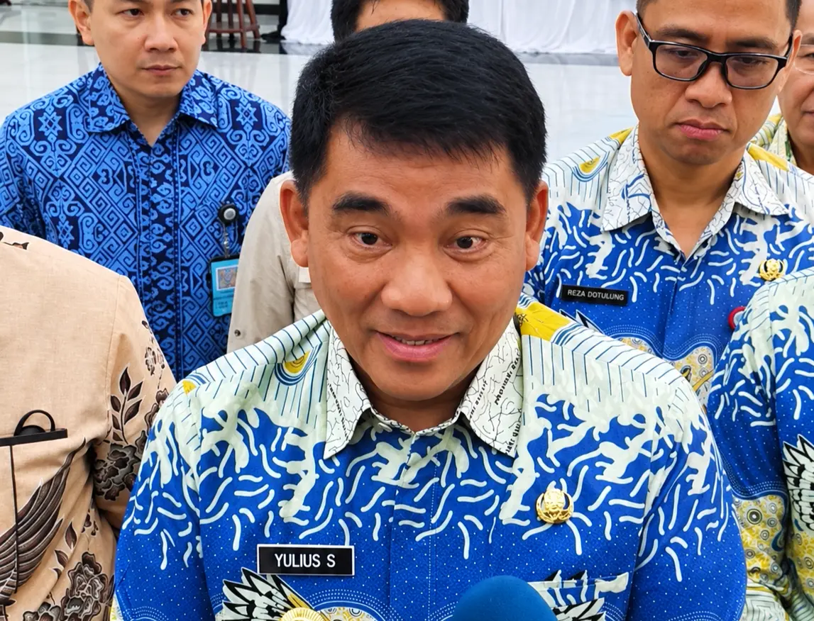 Gubernur Yulius Selvanus memimpin saat memberikan keterangan mengenani penambahan pasokan serta kelancaran distribusi Pertalite, di Wisma Negara Bumi Beringin, Manado, Jumat, 16 Oktober 2026. Foto: Istimewa