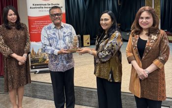Ketua Dekranasda Sulut, Ny. Anik Yulius Selvanus, menyerahkan cenderamata kepada Konjen RI Melbourne, Yohannes Jatmiko Heru Prasetyo, dalam rangkaian kunjungan misi budaya, promosi ekonomi kreatif, dan pertemuan dengan komunitas Kawanua Se Dunia Australia di Melbourne. Foto: Humas Pemprov Sulut
