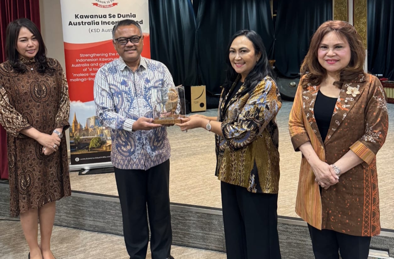 Ketua Dekranasda Sulut, Ny. Anik Yulius Selvanus, menyerahkan cenderamata kepada Konjen RI Melbourne, Yohannes Jatmiko Heru Prasetyo, dalam rangkaian kunjungan misi budaya, promosi ekonomi kreatif, dan pertemuan dengan komunitas Kawanua Se Dunia Australia di Melbourne. Foto: Humas Pemprov Sulut