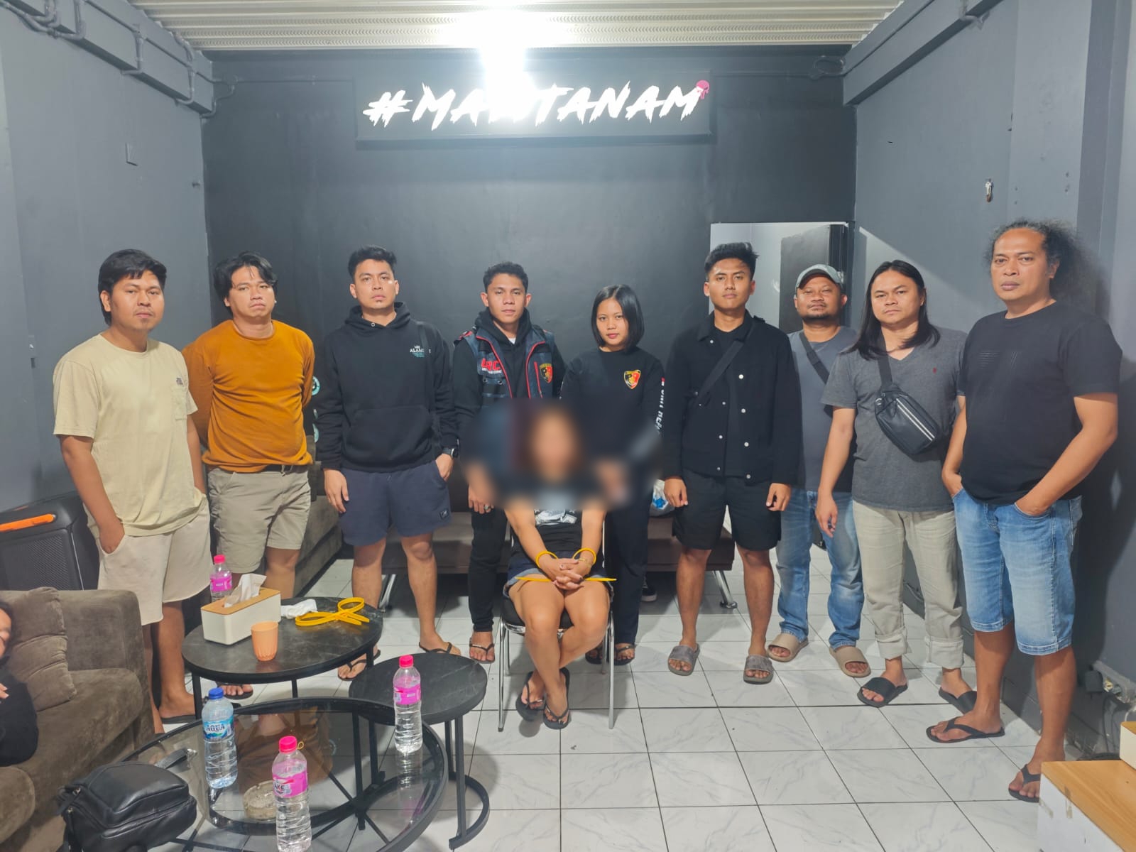 Tim URC Polres Kotamobagu bersama URC Polda Sulut mengamankan terduga pelaku penganiayaan yang masuk dalam daftar pencarian orang (DPO) di sebuah rumah kos di Manado, Jumat, 30 Oktober 2026. Foto: URC Polres Kotamobagu