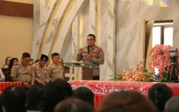 Minggu Kasih, Kapolres Kotamobagu Ajak Warga Poopo Jaga Kerukunan 3 Kapolres Kotamobagu AKBP Abdul Kholik menyampaikan pesan kerukunan dan toleransi saat menghadiri kegiatan Minggu Kasih bersama jemaat Gereja Katare, Desa Poopo, Minggu, 4 Oktober 2026.