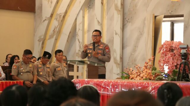 Minggu Kasih, Kapolres Kotamobagu Ajak Warga Poopo Jaga Kerukunan
