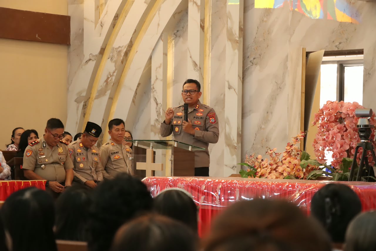 Kapolres Kotamobagu AKBP Abdul Kholik menyampaikan pesan kerukunan dan toleransi saat menghadiri kegiatan Minggu Kasih bersama jemaat Gereja Katare, Desa Poopo, Minggu, 4 Oktober 2026.